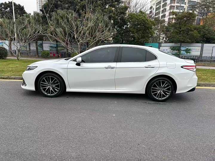 Фото 5 - Toyota Camry