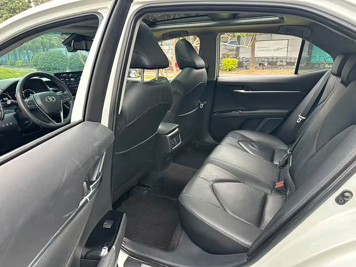 Фото 8 - Toyota Camry