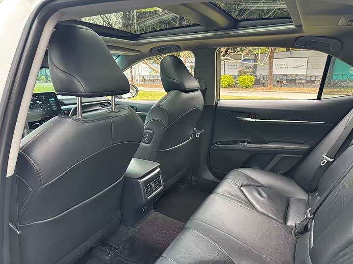 Фото 9 - Toyota Camry