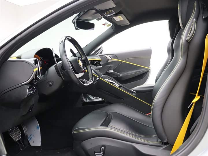 Фото 2 - Ferrari Roma