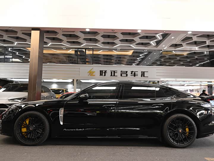 Фото 2 - Porsche Panamera