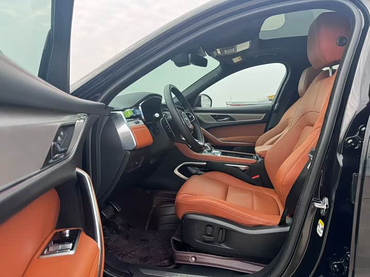 Фото 2 - Jaguar F-Pace