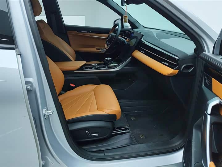 Фото 8 - Geely Atlas L