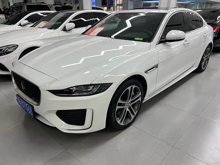 Фото 1 - Jaguar XE L