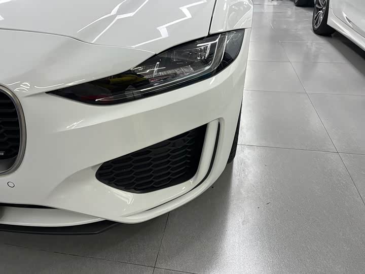 Фото 2 - Jaguar XE L