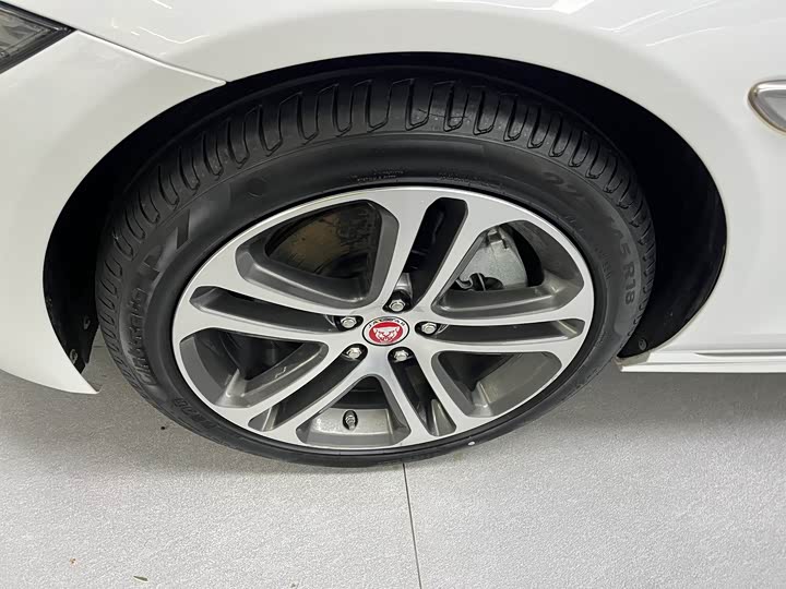 Фото 4 - Jaguar XE L