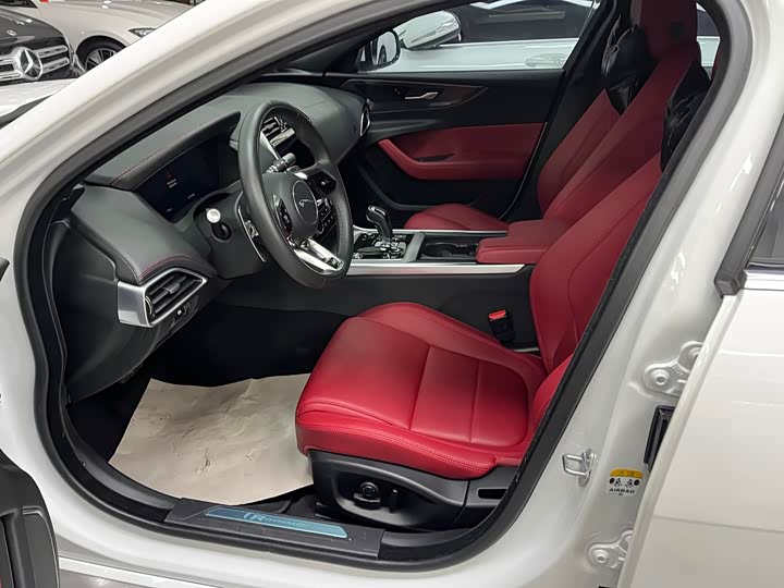 Фото 6 - Jaguar XE L