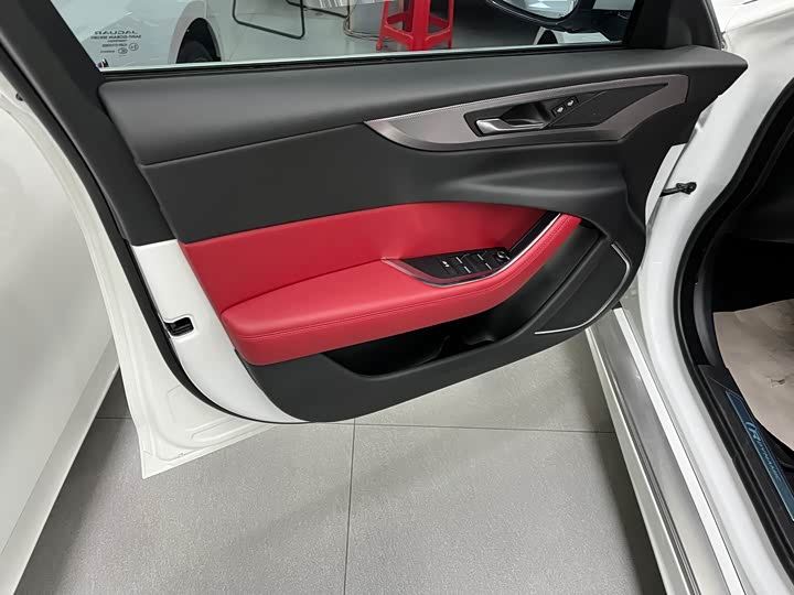 Фото 7 - Jaguar XE L