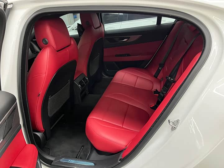 Фото 9 - Jaguar XE L