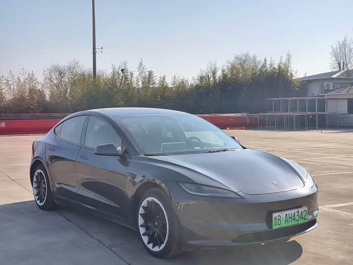 Фото 3 - Tesla Model 3