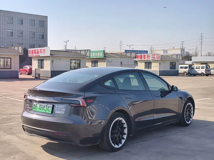 Фото 4 - Tesla Model 3
