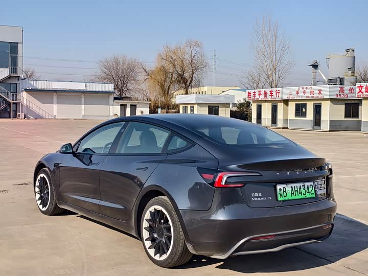 Фото 6 - Tesla Model 3