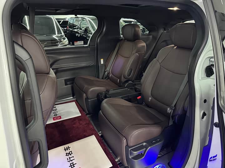 Фото 8 - Toyota Sienna