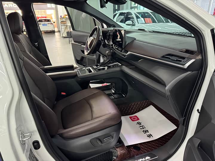 Фото 9 - Toyota Sienna