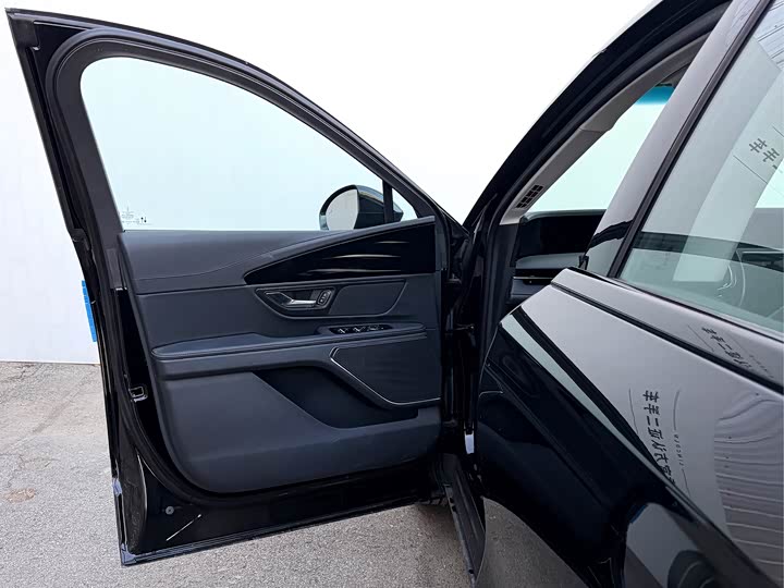 Фото 8 - Lincoln Nautilus