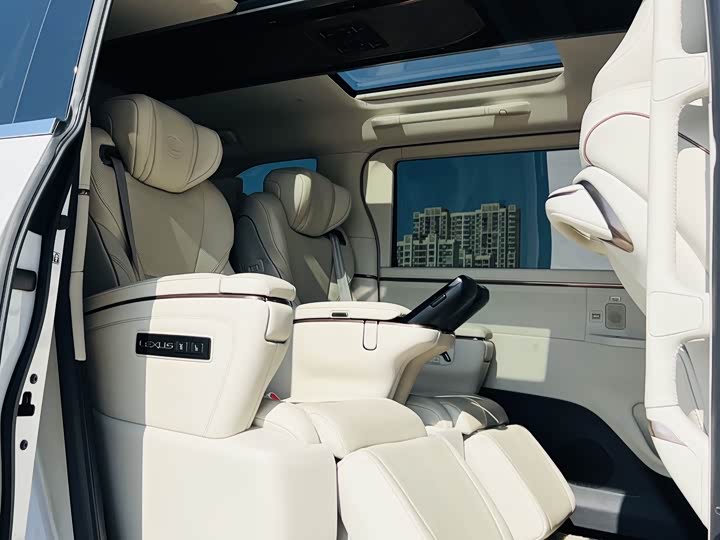 Фото 7 - Lexus LM