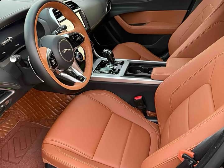 Фото 6 - Jaguar XE L