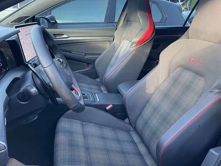 Фото 8 - Volkswagen Golf GTI