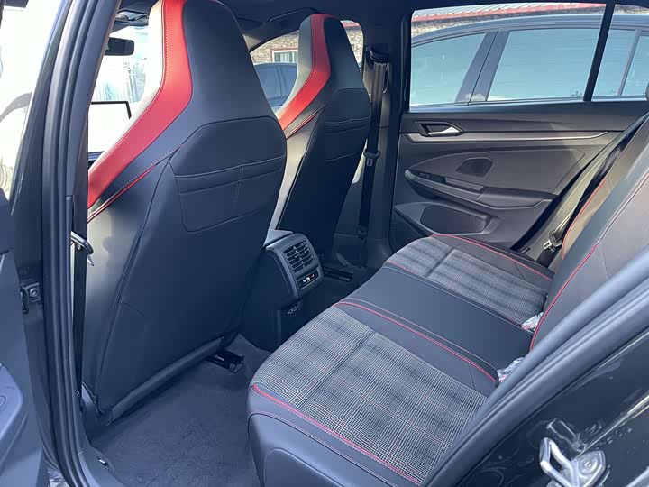 Фото 9 - Volkswagen Golf GTI