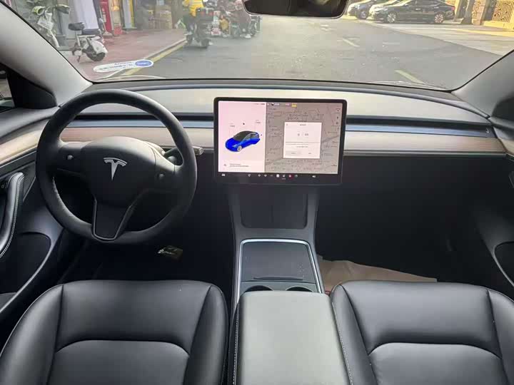 Фото 4 - Tesla Model 3