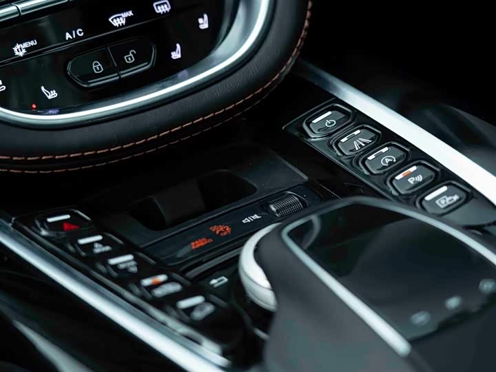 Фото 9 - Aston Martin DBX