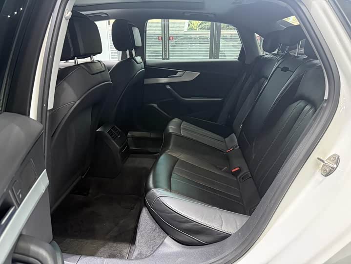 Фото 6 - Audi A4L