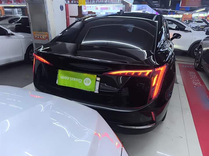 Фото 6 - Hongqi E-QM5