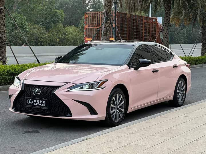 Фото 1 - Lexus ES