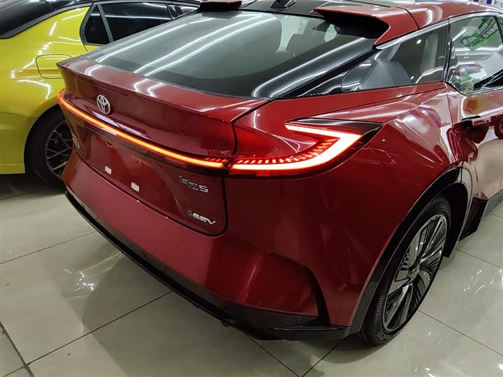 Фото 8 - Toyota bZ5