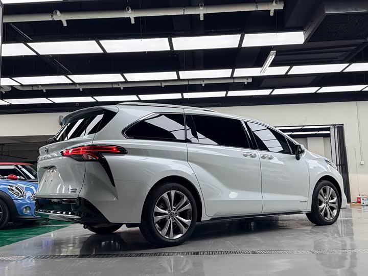 Фото 7 - Toyota Sienna