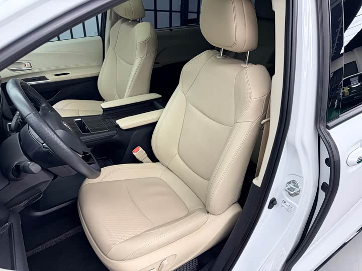 Фото 9 - Toyota Sienna