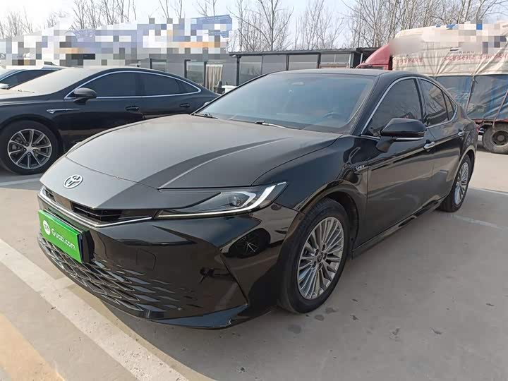 Фото 2 - Toyota Camry