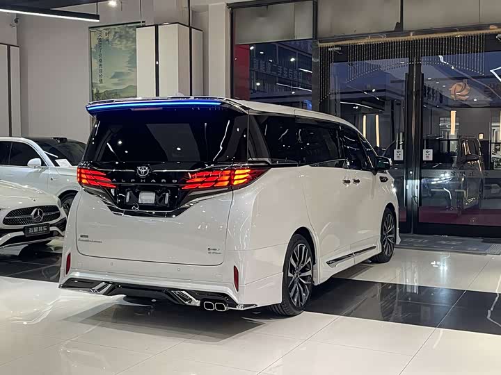 Фото 9 - Toyota Alphard