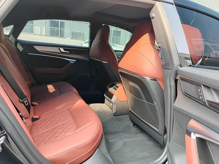 Фото 5 - Audi A7L