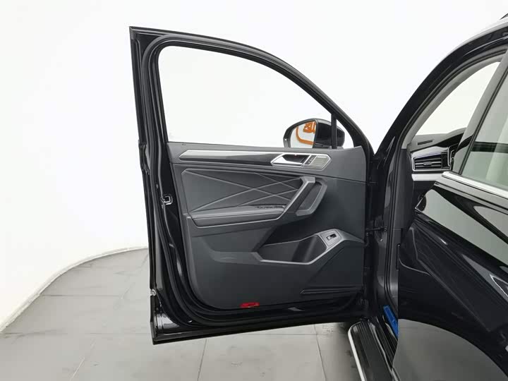 Фото 8 - Volkswagen Tiguan L Pro