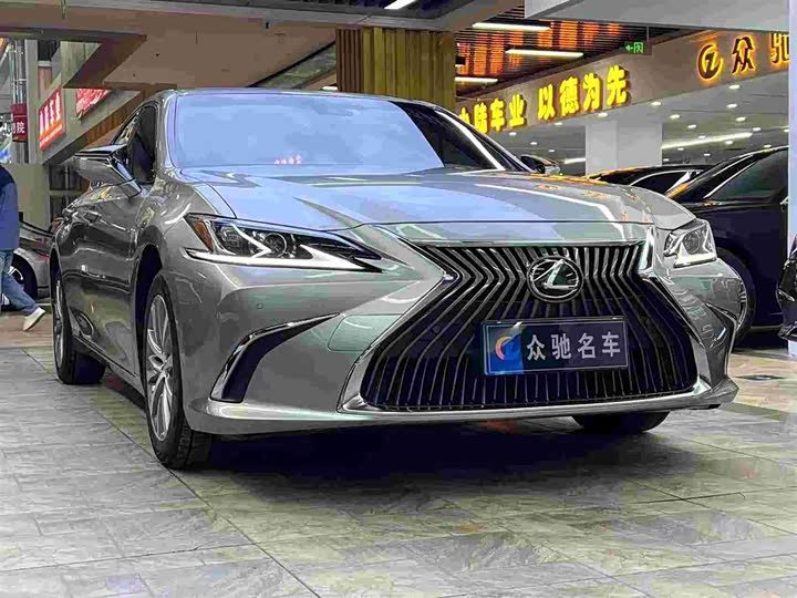 Фото 1 - Lexus ES