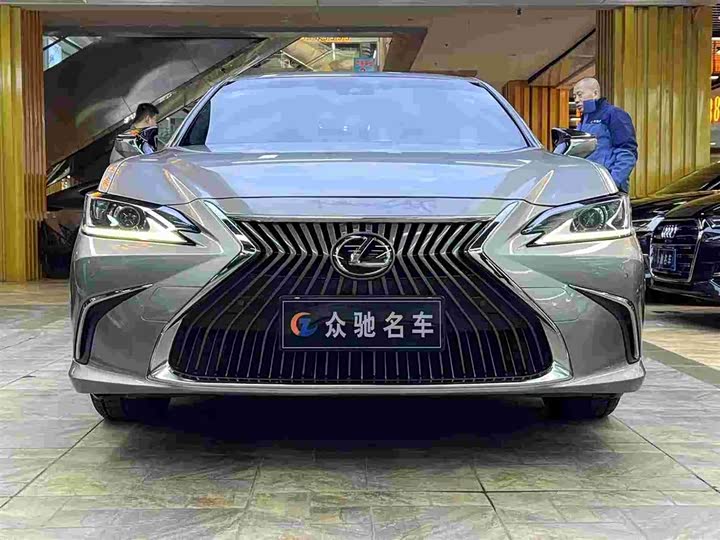 Фото 2 - Lexus ES