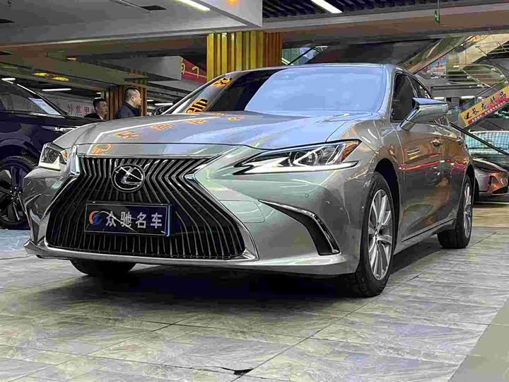 Фото 3 - Lexus ES