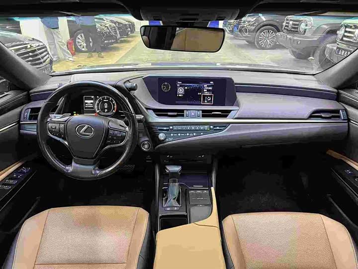 Фото 5 - Lexus ES