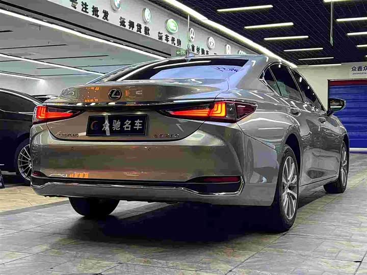 Фото 6 - Lexus ES