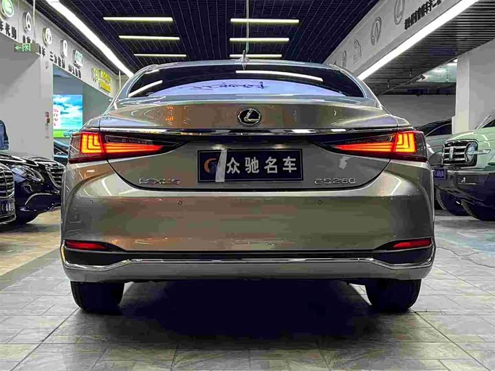 Фото 7 - Lexus ES