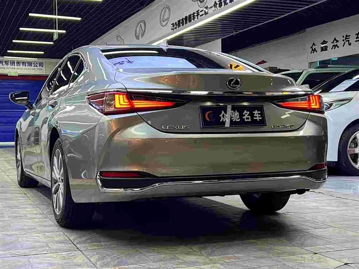 Фото 8 - Lexus ES