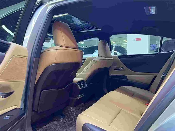 Фото 9 - Lexus ES