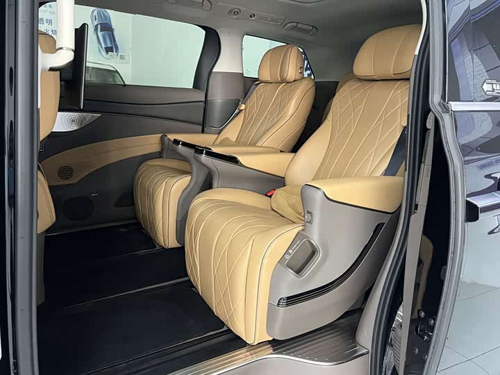 Фото 9 - Denza D9