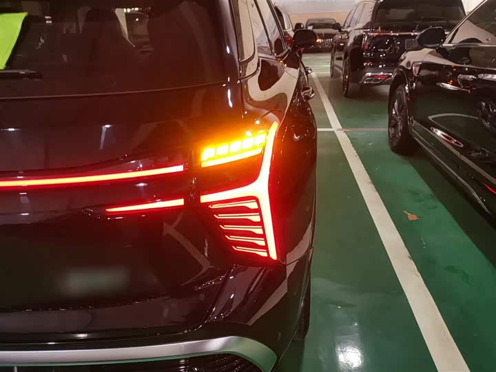 Фото 8 - Hongqi HS3 Hybrid