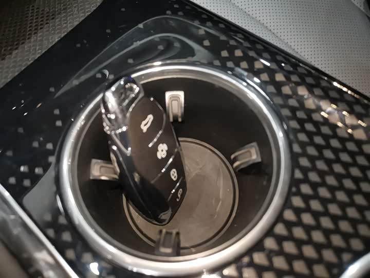 Фото 9 - Hongqi HS3 Hybrid