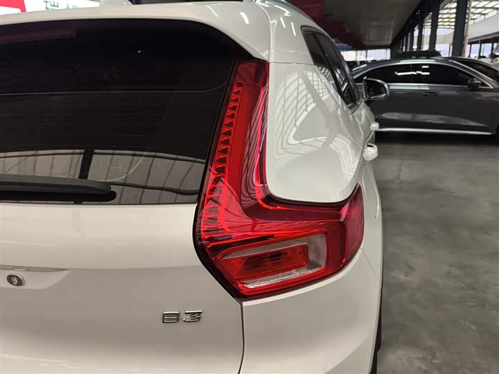 Фото 8 - Volvo XC40