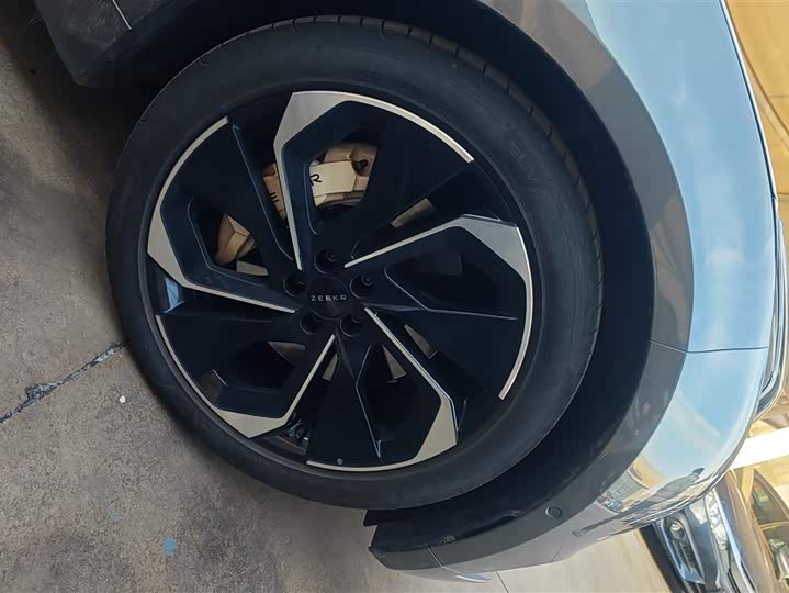 Фото 6 - Zeekr 001