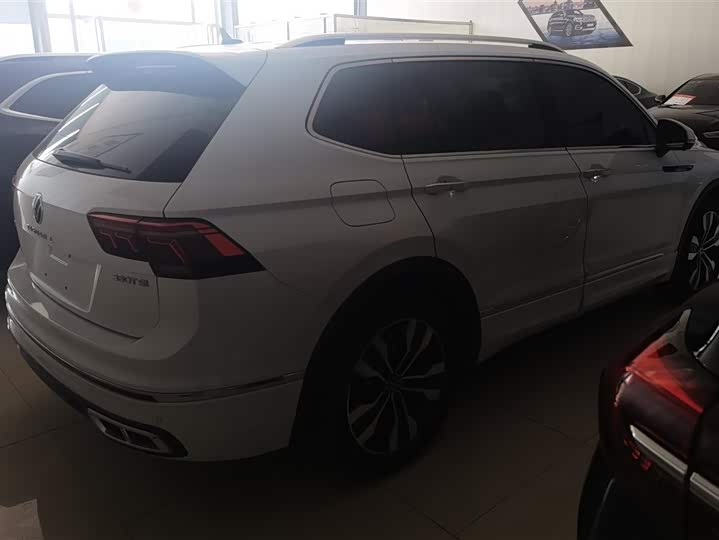 Фото 3 - Volkswagen Tiguan L Pro