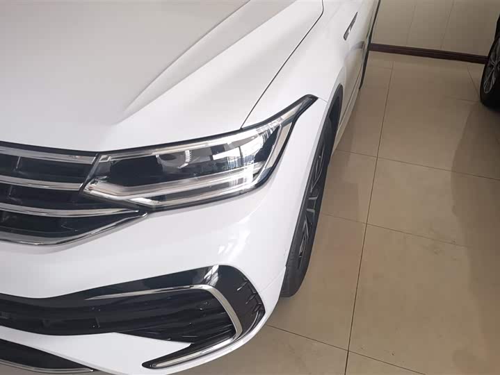 Фото 5 - Volkswagen Tiguan L Pro